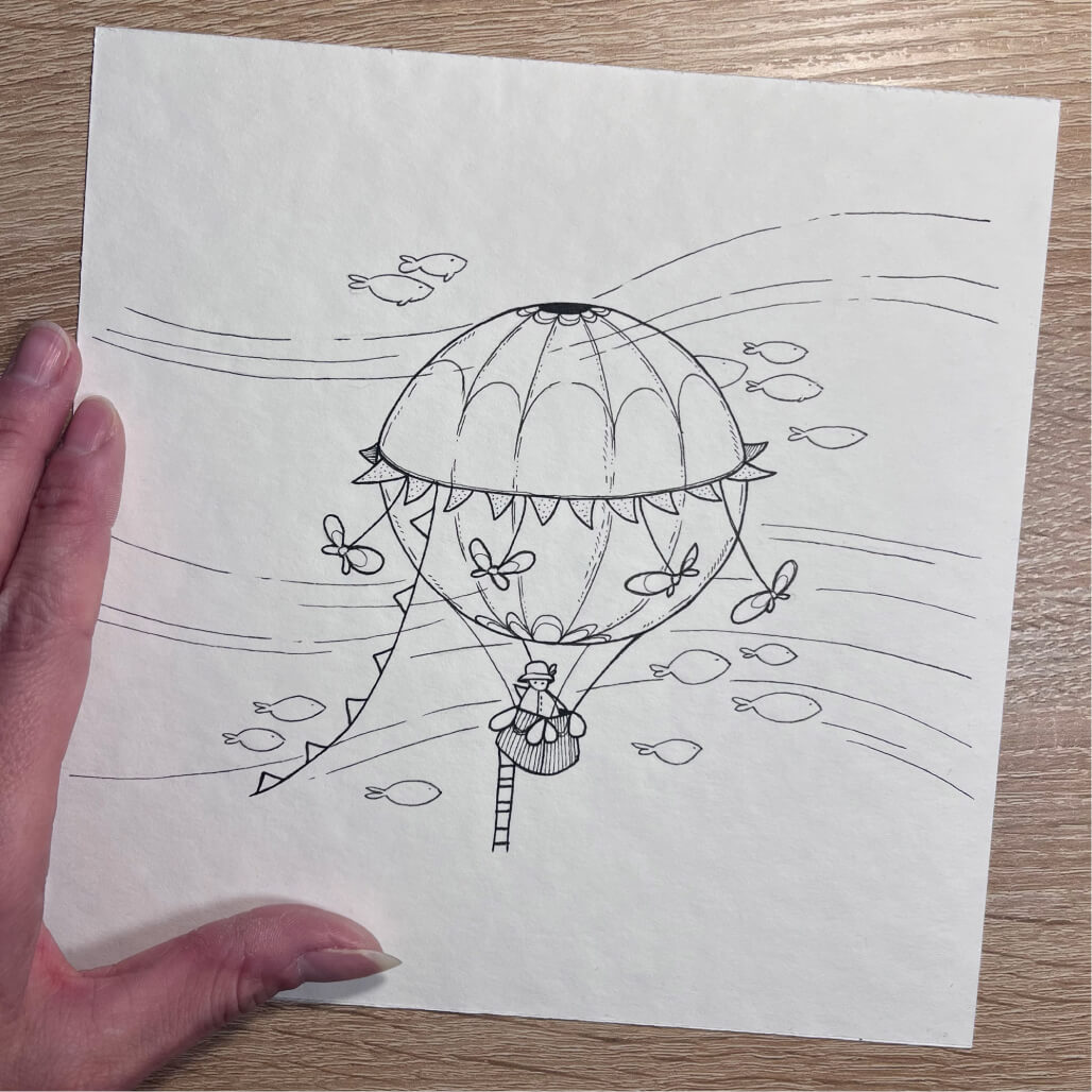Disegno con inchiostro di una mongolfiera su carta per acquerello